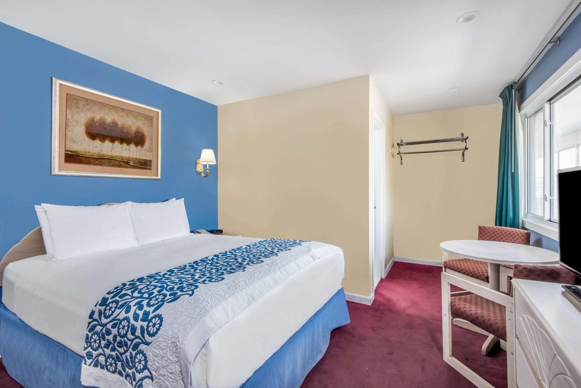 Days Inn By Wyndham Hicksville Long Island Экстерьер фото